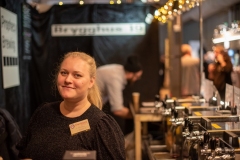 Det ena efter det andra bryggeriet börjar med sprit, Jennifer Olsson och Brygghus 19 är inte sämre. Det var både öl och sprit med till mässan. Foto: Peter Lindh