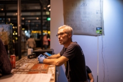Medan Mikael Karlsson serverade öl i Pine Ridges bås serverade kompanjonen Fredrik Johansson mat. Pine Ridge hade plockat med sig restaurangen från Falkenberg till Stockholm. Foto: Peter Lindh