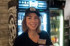 Andra generationen på Mora Bryggeri i form av Ellinor Andersson Stridh serverar glatt på mässan. Foto: Peter Lindh