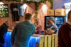 Ena stunden är hon inte där, den andra finns hon där. Jessica Heidrich dyker glatt in i bilden tillsammans med Magnus Karperyd från Hop Notch. Foto: Peter Lindh