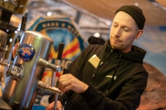 Åländska Stallhagen skrev vi om för ett tag sen när de använde Östersjövatten i sin öl. Nu finns Baltic Brew, som ölet heter på mässan i Stockholm och han som serverar heter Emil Roselius. Foto: Peter Lindh