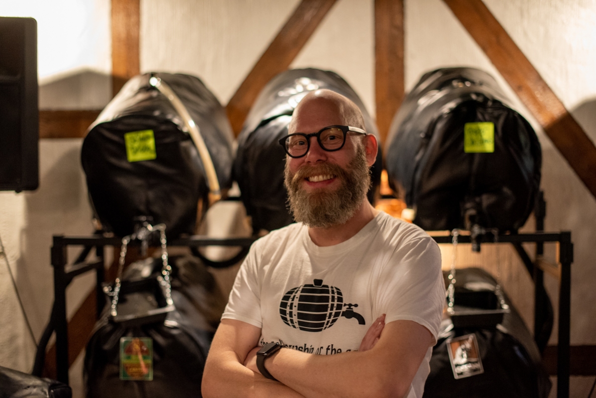 Fredric Hallström är den som arrangerar caskfestivalen på Haket. Foto: Peter Lindh