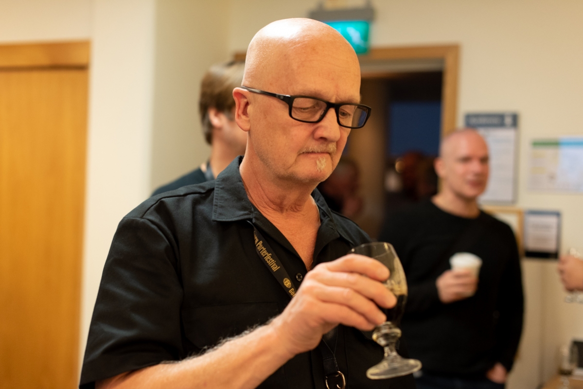 Timo Krjukoff på Sahtipaja provade lite av kollegornas öl. Foto: Peter Lindh
