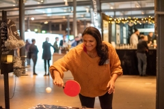 Ana Wahlström besegrar Mats Sundell med en kantboll vid pingisbordet. Paret skulle återvända varje timme för att se om de var tillräckligt nyktra för att vara kvar. Foto: Peter Lindh